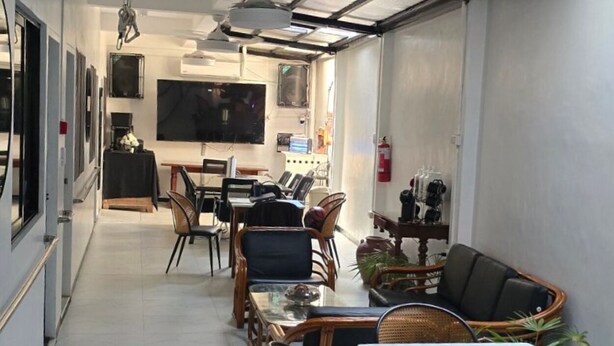 Un interno moderno con zona pranzo, posti a sedere e televisione.
