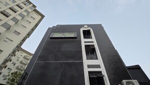 Un edificio alto con un cartello che riporta 'Our Jose Pension House'.