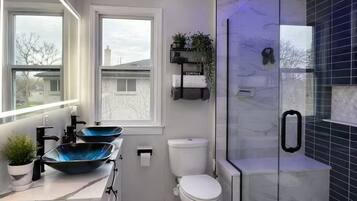 Douche, bidet, serviettes fournies, savon