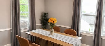 Modern Top-Floor Getaway — Peaceful & Cozy Stay