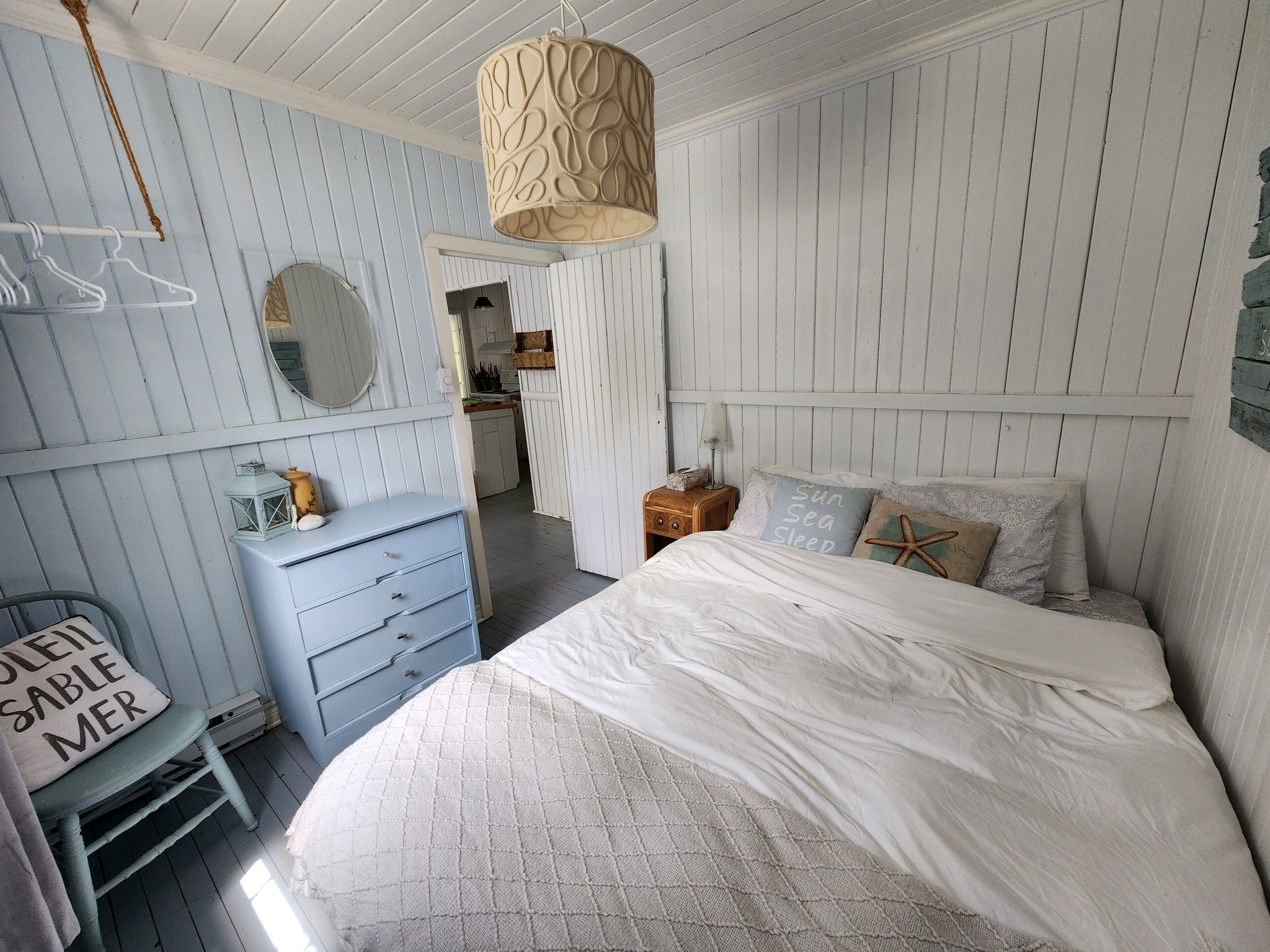 4 bedrooms, desk, iron/ironing board, travel cot