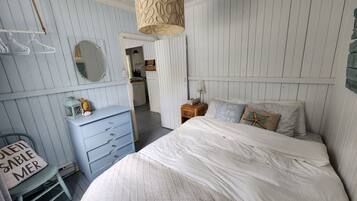4 bedrooms, desk, iron/ironing board, travel cot