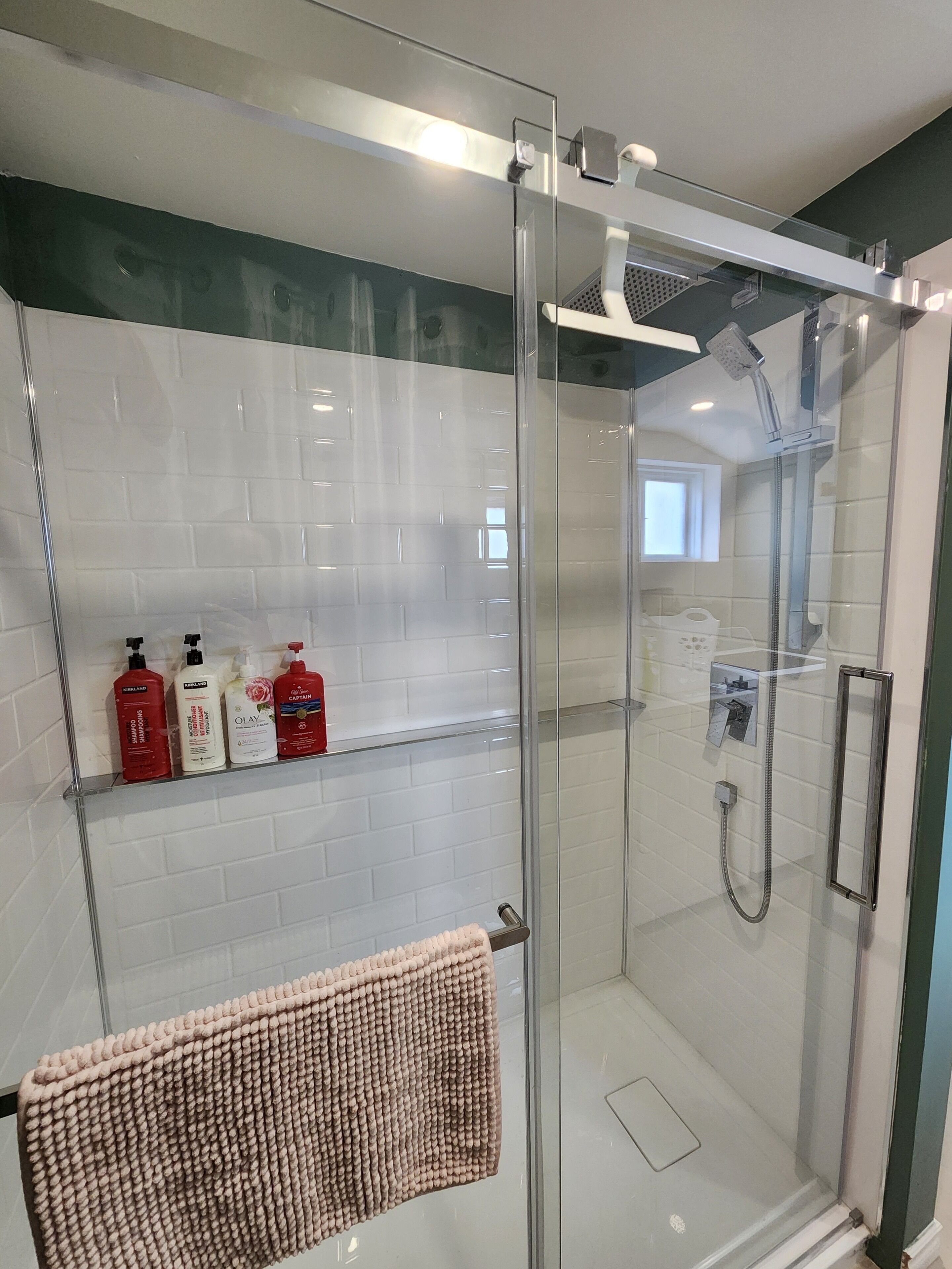 Douche, sèche-cheveux, serviettes fournies, savon