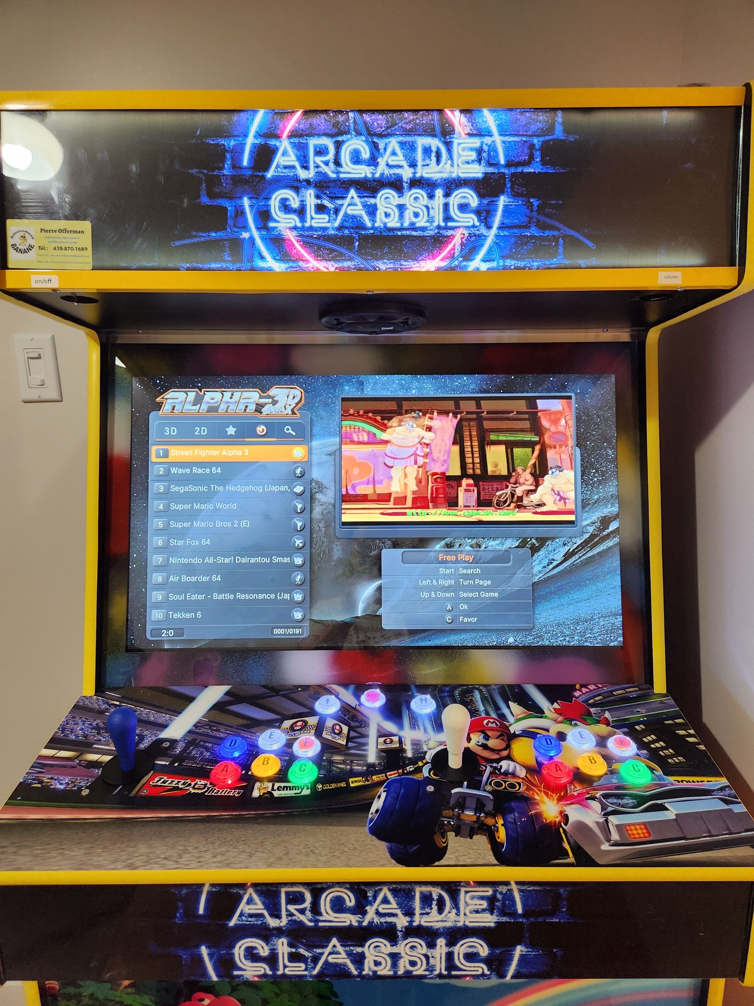 Une borne d’arcade classique dotée d’un écran de sélection et de commandes par joystick.