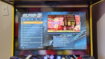 Une borne d’arcade classique dotée d’un écran de sélection et de commandes par joystick.