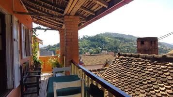 Chambre avec lits jumeaux, balcon, vue montagne | Enceinte de l’hébergement