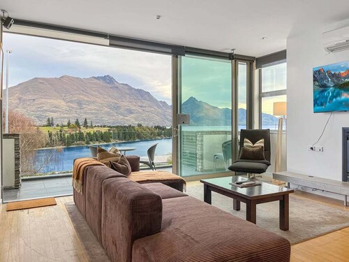 Iconic Lake View Apt | Ski Lockers