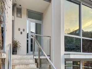 Exterior detail - Iconic Lake View Apt | Ski Lockers (Queenstown)