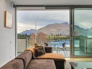 Living area - Iconic Lake View Apt | Ski Lockers (Queenstown)