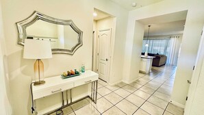 Un baño moderno con tocador, espejo y lámpara.
