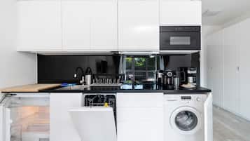 Geladeira, micro-ondas, cooktop, lava-louças