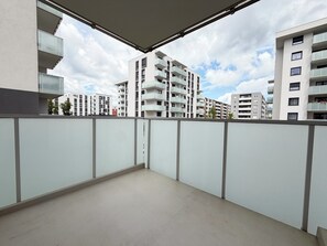 Ein Balkon mit Blick auf moderne Wohngebäude.