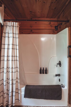 Haartrockner, Handtücher, Seife, Shampoo
