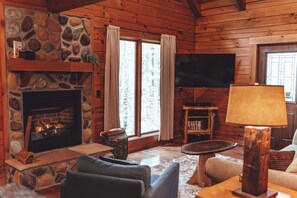Fernseher, Kamin, Bücher, Stereoanlage