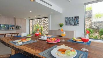 Villa, 4 Schlafzimmer, eigener Pool, Strandnähe | Speisen