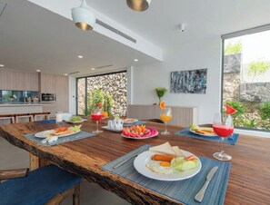 Villa, 4 Schlafzimmer, eigener Pool, Strandnähe | Speisen