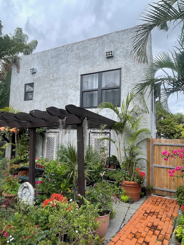 Terrace/patio - Quaint 2-bedroom cottage in the Historic Northwood District of West Palm Beach (West Palm Beach)