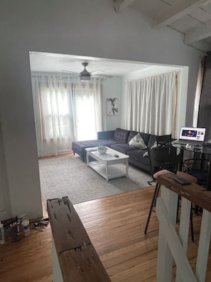 Living area - Quaint 2-bedroom cottage in the Historic Northwood District of West Palm Beach (West Palm Beach)
