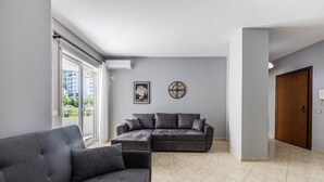 Una sala de estar moderna con un sofá modular, una mesa de centro y un reloj de pared.