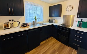 Private kitchen - Albany Apartments Oban town centre (Oban)