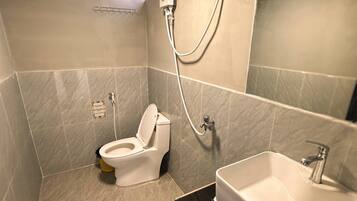 Chambre Double Classique, balcon, vue partielle sur l'océan | Salle de bain