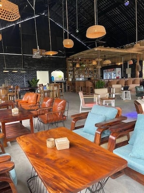 Bar (trong khuôn viên)