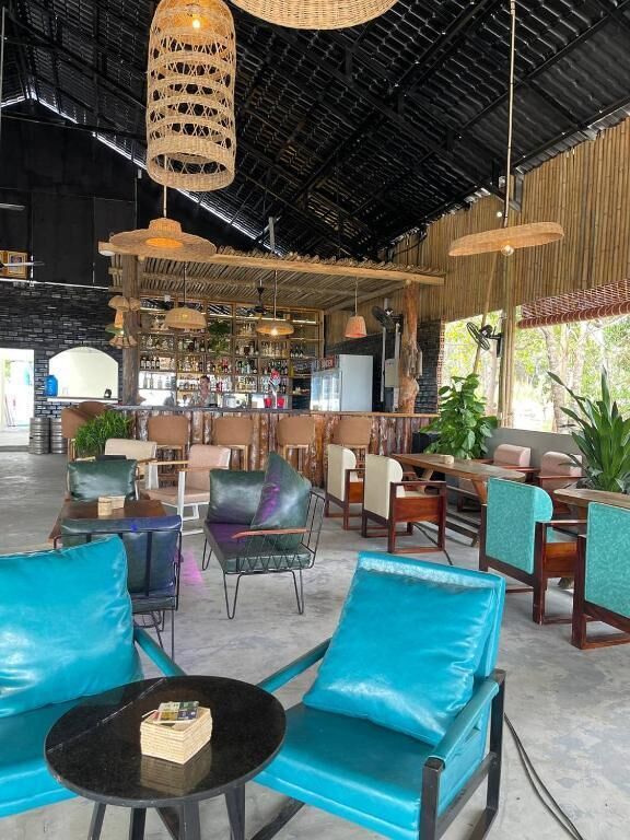 Bar (trong khuôn viên)