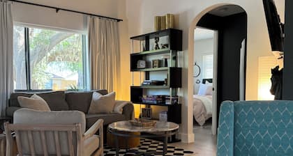 Cozy Mod Escape, Sleeps 7, "Oak Tree House" in Clermont Florida