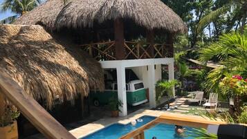 Chambre, 1 grand lit, vue jardin | Piscine | 2 piscines extérieures
