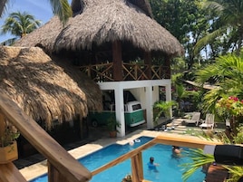 Habitación, 1 cama de matrimonio, vistas al jardín | Piscina