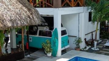 2 albercas al aire libre