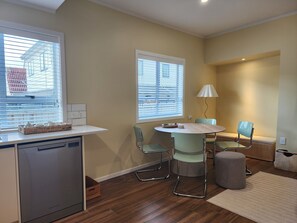 Dining - Entire home in Greenlane (Auckland)