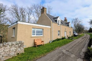 Exterior - 2-Bed Country Cottage, Sleeps 5 & Pet Friendly (Helmsdale)