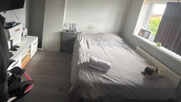 2 bedrooms, iron/ironing board, WiFi, bed sheets