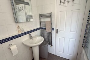 Een douche, handdoeken