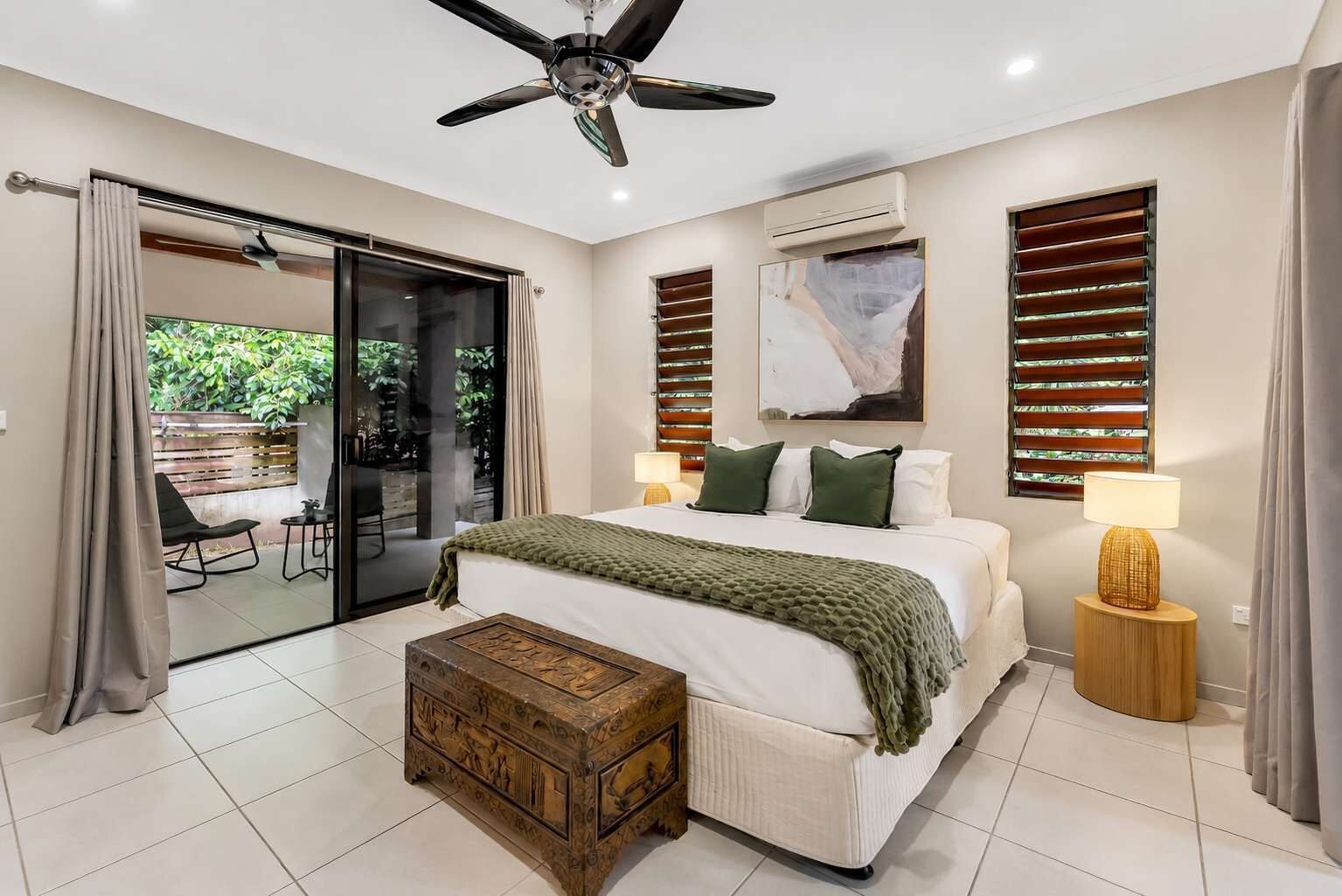 4 bedrooms, desk, iron/ironing board, WiFi