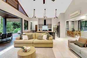 Un salon moderne avec un canapé, une table basse et un coin repas.