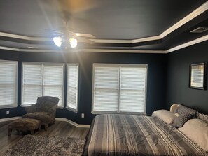 5 Schlafzimmer, Schreibtisch, Bügeleisen/Bügelbrett, WLAN