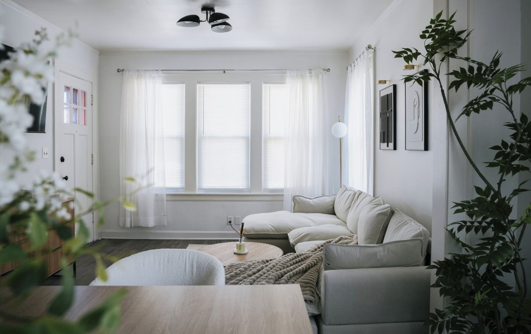 ✔️ Comfortable sofa: seats 4-6