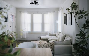 ✔️ Comfortable sofa: seats 4-6