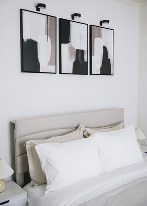  Bedroom 2: Queen bed w/closet