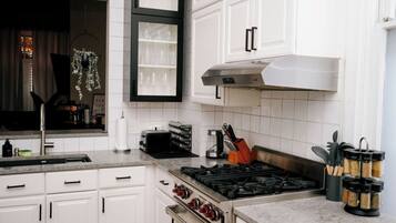 Coffee/tea maker, fridge, microwave, oven