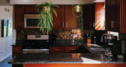 3BR Modern Apt • Gym • Workspace • Quiet Location