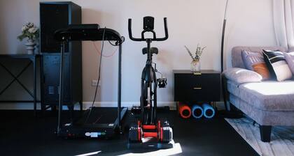 3BR Modern Apt • Gym • Workspace • Quiet Location