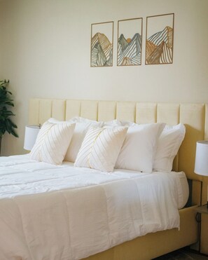 [Master Bedroom #1] ~ Queen Bed, En-Suite Bathroom - Gym • Workspace • Near O’Hare • New Modern 3BR (Chicago)