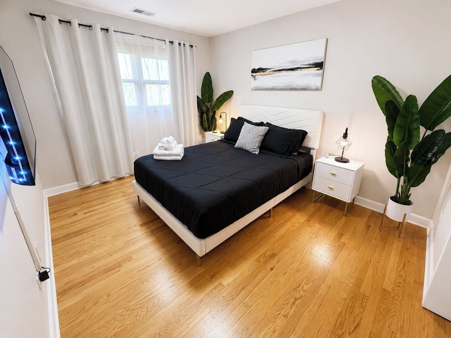 Tabla de planchar con plancha, cuna de viaje, wifi y ropa de cama