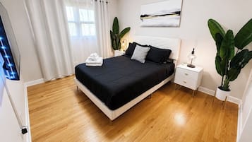 Tabla de planchar con plancha, cuna de viaje, wifi y ropa de cama
