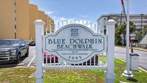 Een bord voor Blue Dolphin Beachwalk met het jaartal 1993.