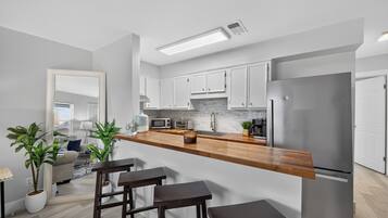 Refrigerador, microondas, placa de cocina, lavavajillas