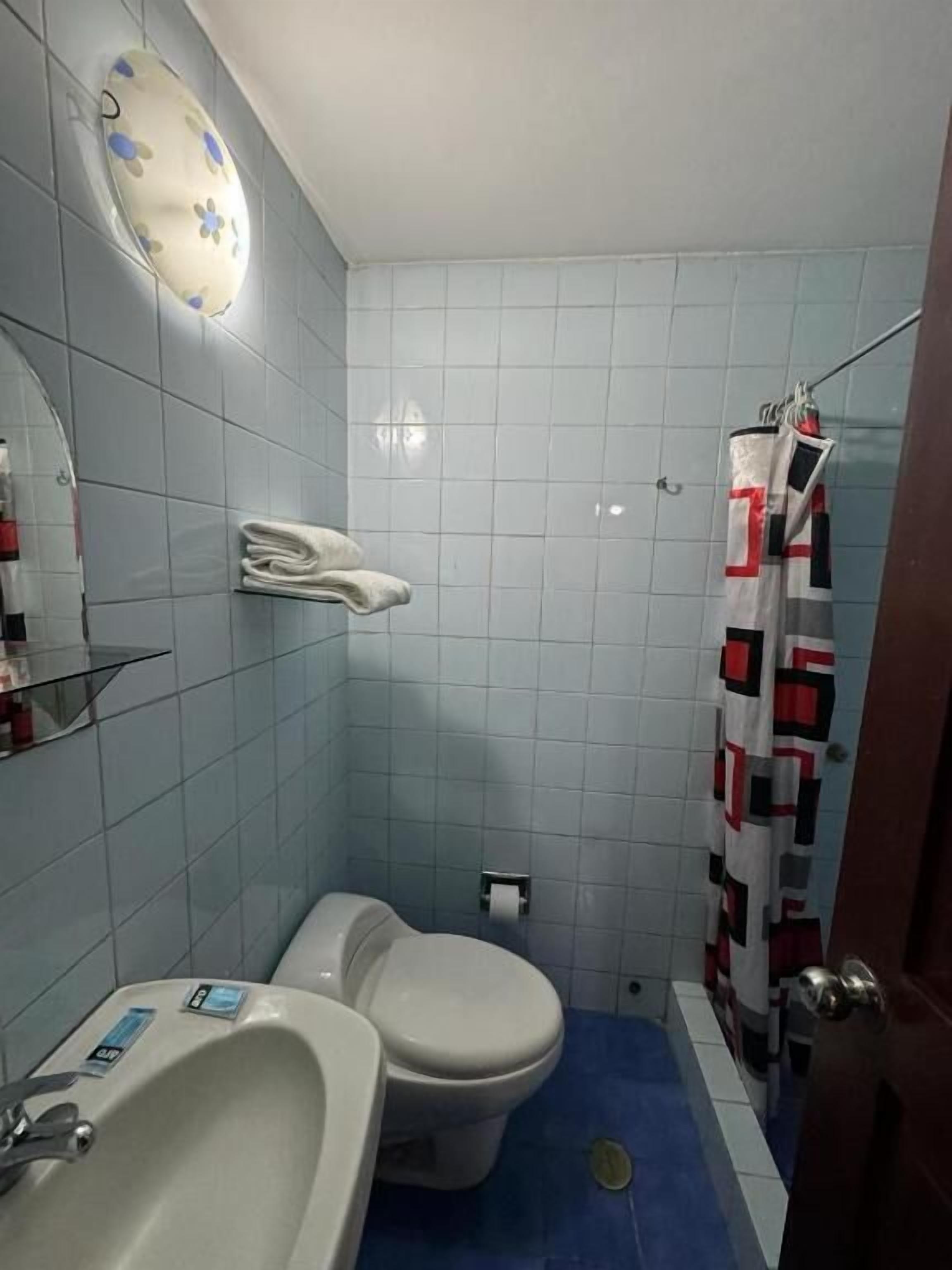 Doccia, asciugamani, sapone, carta igienica